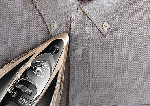 Żelazko na koszuli.