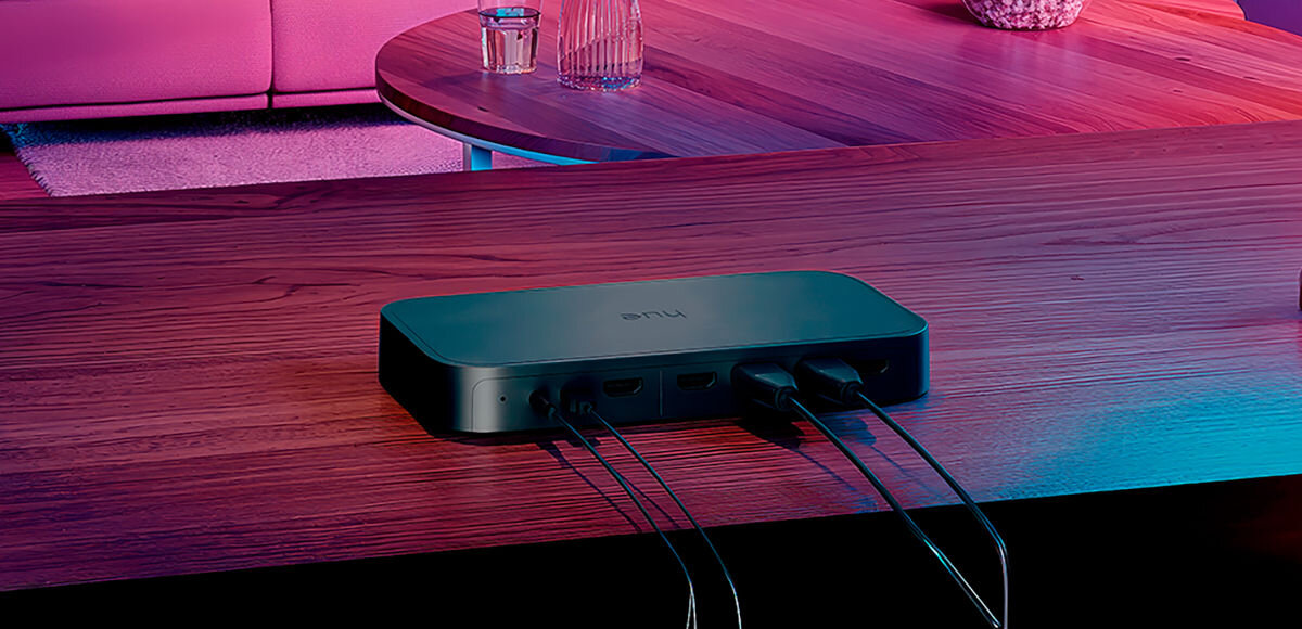 Centralka PHILIPS HUE 929003499601, podłączanie, hdmi, 2.1, generacja, Centralka z podpiętym okablowaniem stoi na blacie stołu w pomieszczeniu