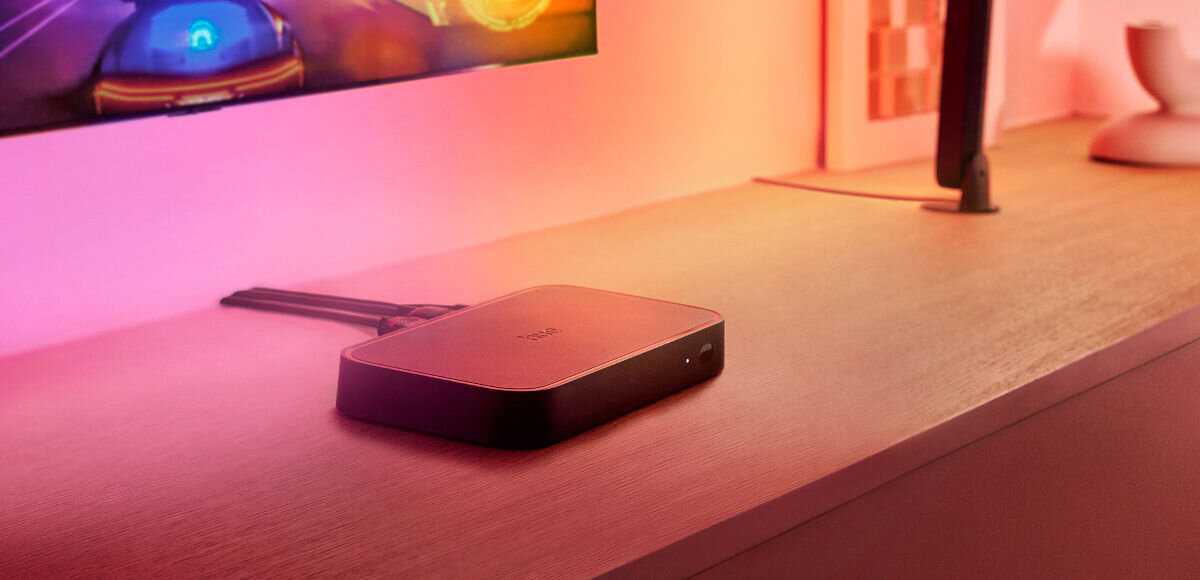 Centralka PHILIPS HUE 929003499601, sync box, rozrywka, philips hue, kroki, centralka stoi na szafce rtv pod telewizorem z podpiętymi kablami