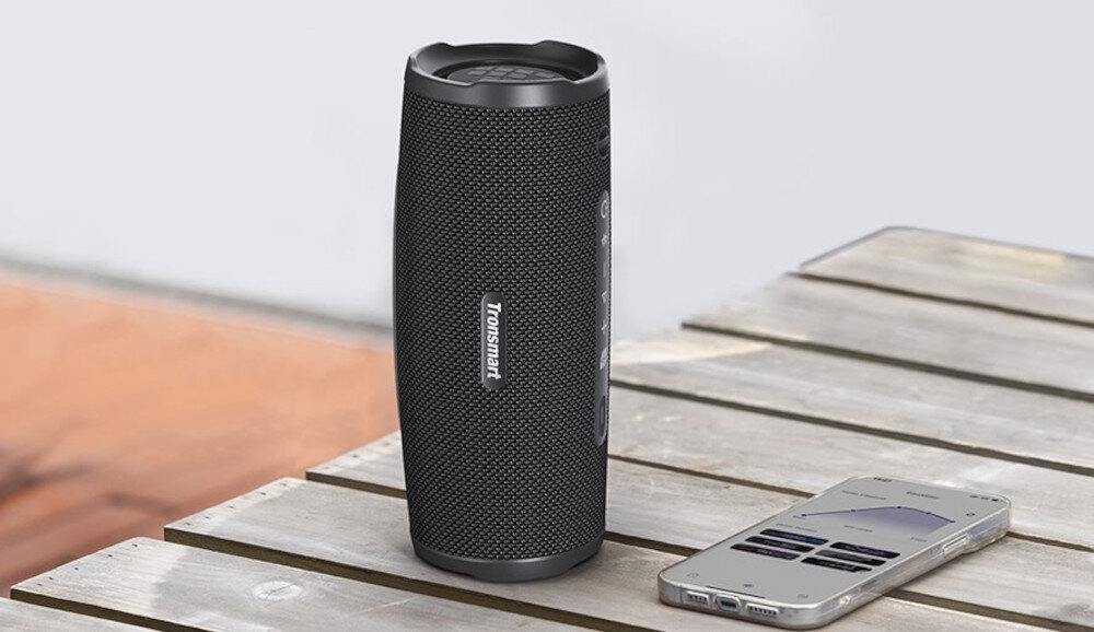 Głośnik mobilny TRONSMART Mirtune C3 Plus personalizacja dźwięku aplikacją, głośnik mobilny z telefonem stojący drewnianym stole