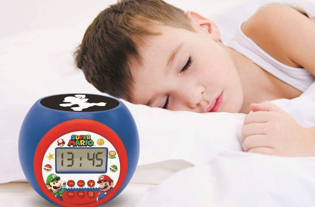 Budzik z projektorem LEXIBOOK Super Mario RL977NI prezentacja wygląd przód design śpiące dziecko wizualizacja pokój dziecka