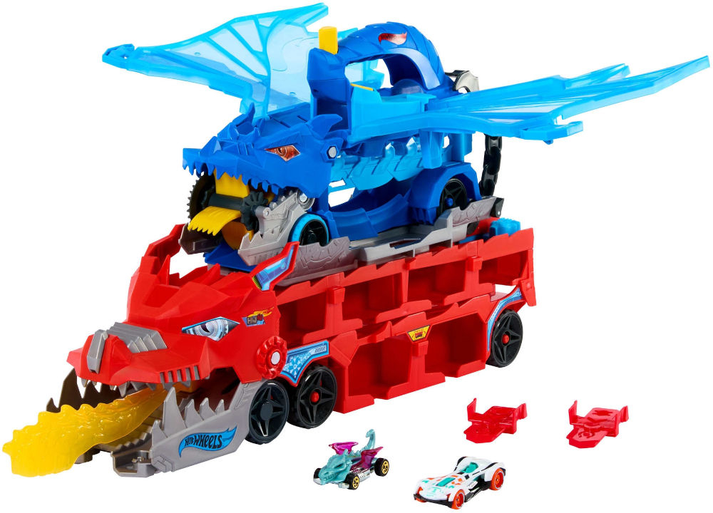 Zestaw pojazdów Hot Wheels City Transporter podwójny smok JBM72 Cały zestaw Hot Wheels: niebieski pojazd-smok ze skrzydłami jest umieszczony na dużej czerwonej lawecie, która również ma smoczy przód. Przed zestawem leżą trzy małe samochodziki Hot Wheels.