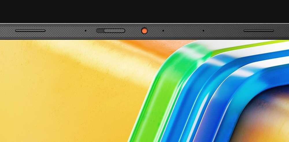 Laptop ASUS VivoBook 14X K3405 - Zbliżenie na przód ekranu, eksponujące kamerę internetową oraz teksturę obudowy.  