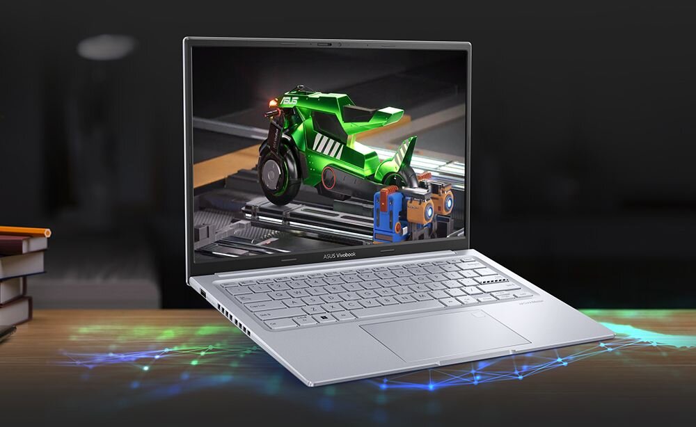 Laptop ASUS VivoBook 14X K3405 - Laptop z zielonym motocyklem na ekranie, symbolizujący połączenie technologii i pasji do motocykli.  