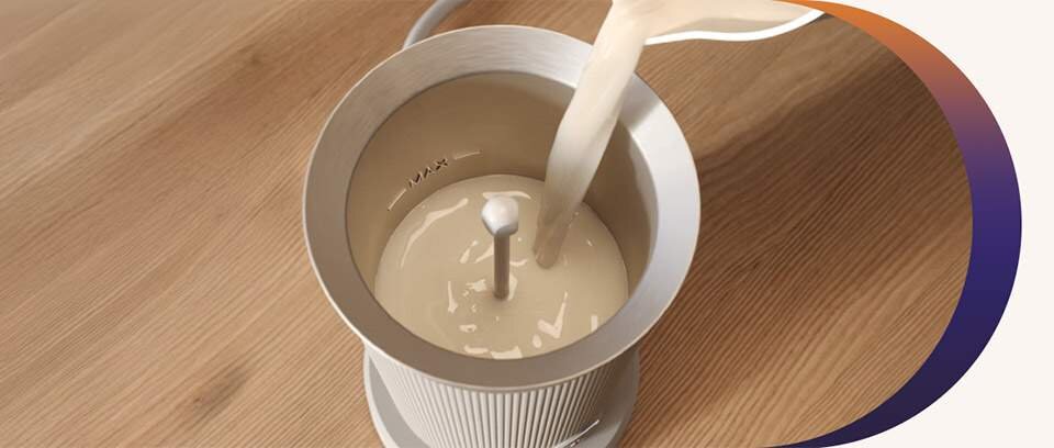 pianka z mleka odzwierzęcego, jak i z roślinnych alternatyw