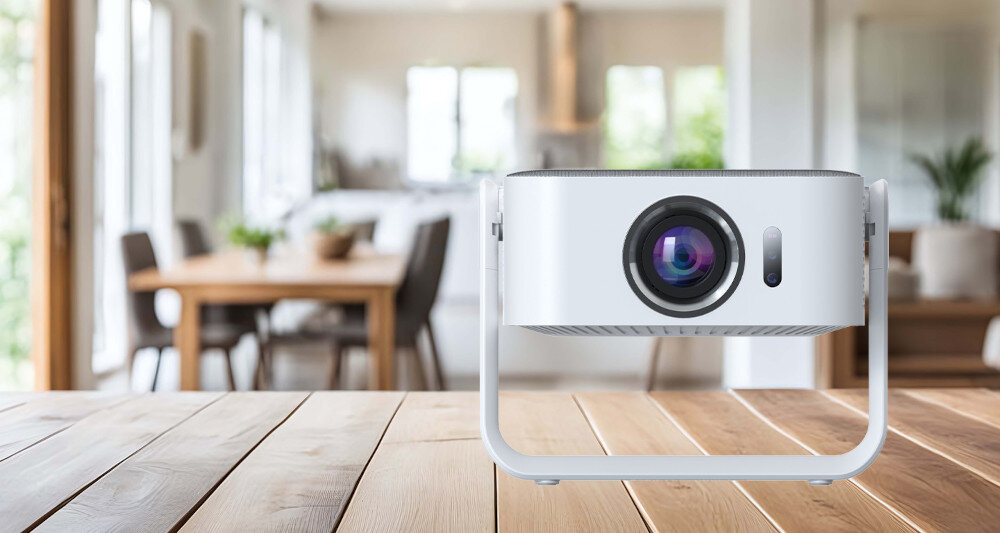 Projektor KIANO Elegance Cinema odbite światło naturalny obraz przyjazny wzrokowi, projektor stojący na drewnianym blacie