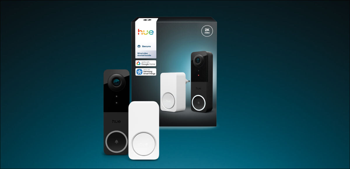 Wideodzwonek PHILIPS HUE 929003816503 Bezprzewodowy Wi-Fi Biało-czarny, zestaw, opakowanie, pakiet, znajduje, Zestaw wideo-domofonu Hue Secure — czarny wideodomofon, pudełko produktu oraz smartfon ze zrzutem ekranu aplikacji pokazującej podgląd z kamery.