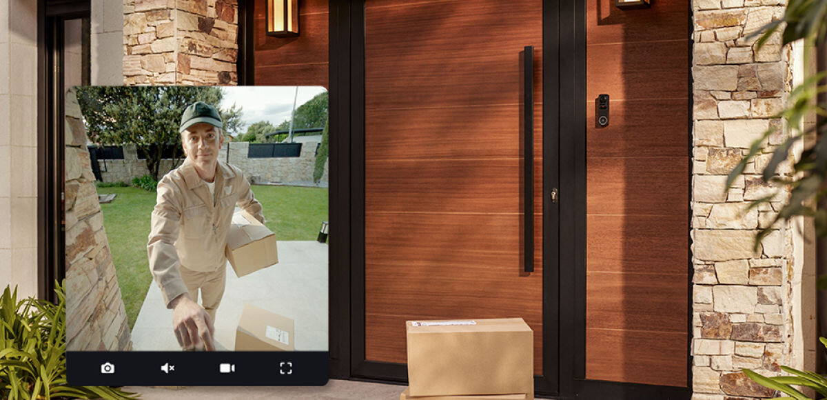 Wideodzwonek PHILIPS HUE 929003816503 Bezprzewodowy Wi-Fi Biało-czarny, problem, widzenie, kąt, szeroki, Kurier z paczkami pod drzwiami wejściowymi domu, nałożony jest kadr z nagrania wideo z wideodomofonu Hue Secure.