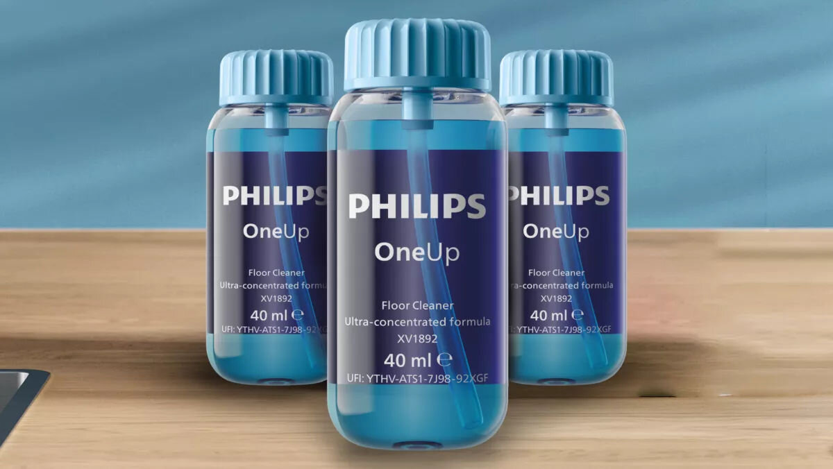Płyn do mopów elektrycznych PHILIPS OneUp XV1892/02 do powierzchni twardych 2 x 40 ml trzy butelki płynu na jasnym drewnianym blacie