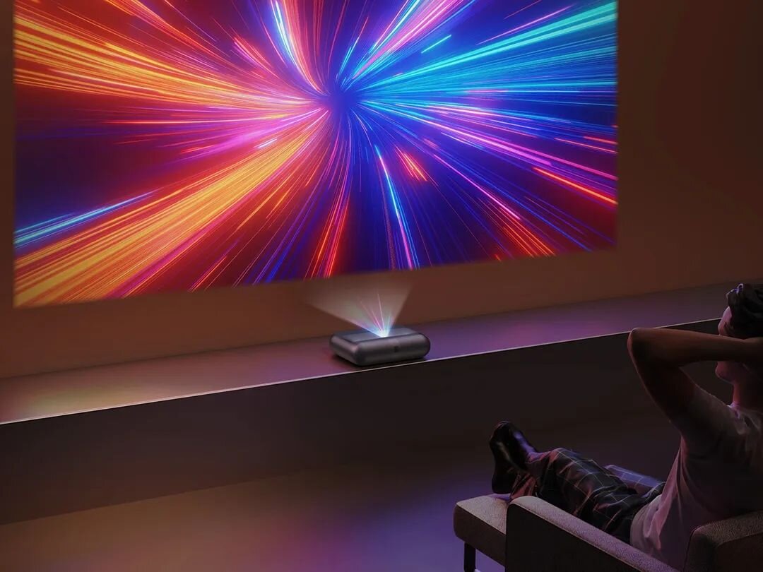 Projektor YABER K300s - Laserowe kolory jak w kinie, Triple RGB Laser, 150% pokrycia przestrzeni NTSC, 1000 ANSI lumenów, projektor stojący na komodzie wyświetlający obraz na ścianie