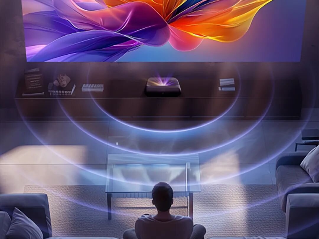 Projektor YABER K300s - JBL i Dolby – dźwięk z kina, 2 × 15 W głośniki JBL, Dolby Audio, dźwięk przestrzenny, projektor stojący na komodzie wyświetlający obraz na ścianie