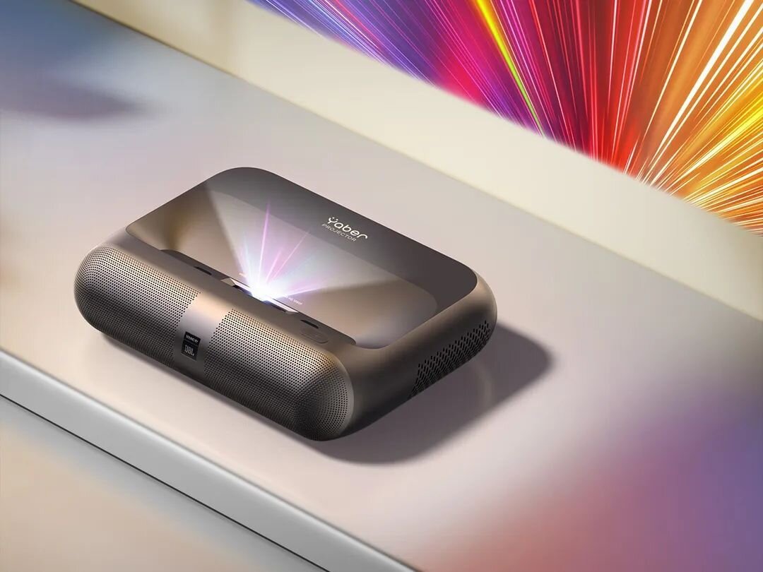 Projektor YABER K300s - Ochrona wzroku, Czujnik zbliżeniowy, projektor stojący na komodzie wyświetlający obraz na ścianie