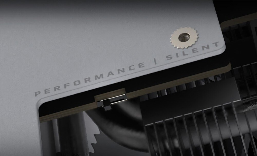 Karta graficzna GIGABYTE GeForce RTX 5070 Ti Aero OC 16GB Zbliżenie na przełącznik trybów karty graficznej Gigabyte AERO, umożliwiający wybór między trybem wydajnościowym a cichym