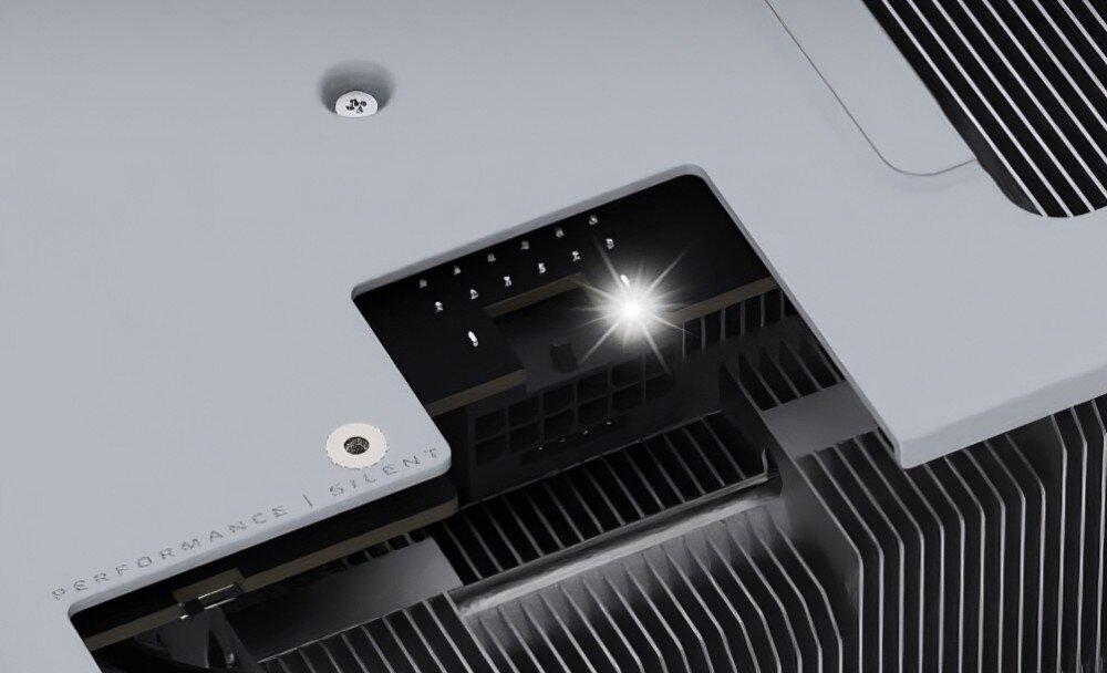 Karta graficzna GIGABYTE GeForce RTX 5070 Ti Aero OC 16GB Widok wnętrza karty Gigabyte AERO z odsłoniętym gniazdem zasilania, otoczonym eleganckim metalowym backplatem