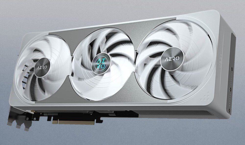 Karta graficzna GIGABYTE GeForce RTX 5070 Ti Aero OC 16GB Zbliżenie na trzy wentylatory karty Gigabyte AERO w ruchu, z widocznym podświetlonym logo AERO na centralnym wentylatorze
