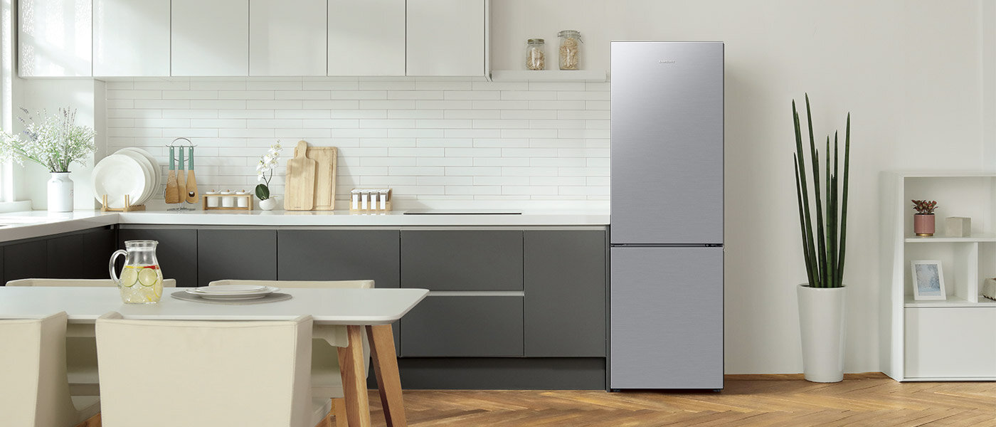 Elegancka lodówka Samsung dopasowana do wnętrza nowoczesnej kuchni została przedstawiona na zdjęciu