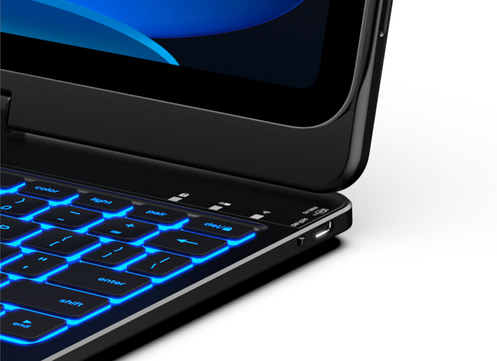 Obraz przedstawia czarną klawiaturę z niebieskim podświetleniem, zintegrowaną z etui na tablet. Widoczny jest fragment ekranu tabletu oraz przyciski klawiatury z oznaczeniami takimi jak \'enter\' i \'shift\'.