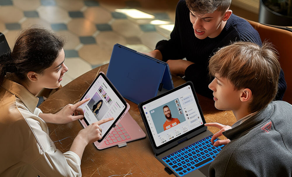 Etui na iPad Air / iPad Pro TYPECASE Flexbook Touch Czarny Klawiatura, wielofunkcyjność, wygoda, mobilność, styl, Trójka studentów pracuje na iPadach z klawiaturą