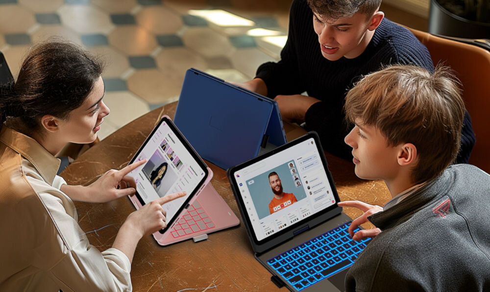 Etui na iPad Air / iPad Pro TYPECASE Flexbook Touch Czarny Klawiatura, wielofunkcyjność, wygoda, mobilność, styl, Trójka studentów pracuje na iPadach z klawiaturą