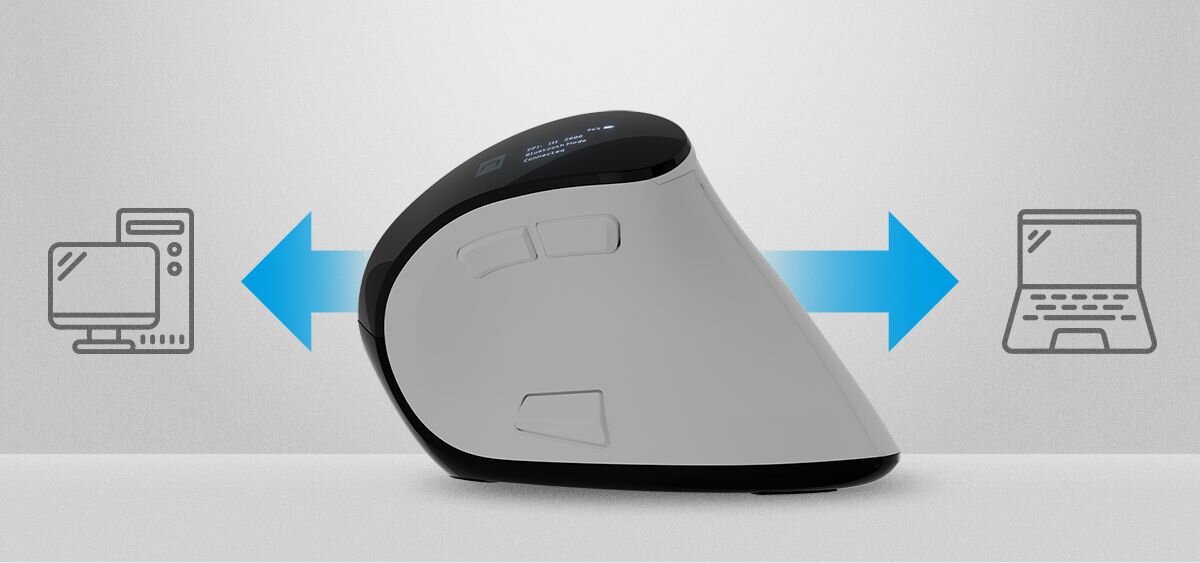 Na obrazie znajduje się biało-czarna mysz komputerowa o ergonomicznym kształcie, z dwoma przyciskami bocznymi. Po obu stronach myszy widoczne są ikony komputera stacjonarnego i laptopa z niebieskimi strzałkami wskazującymi na mysz.