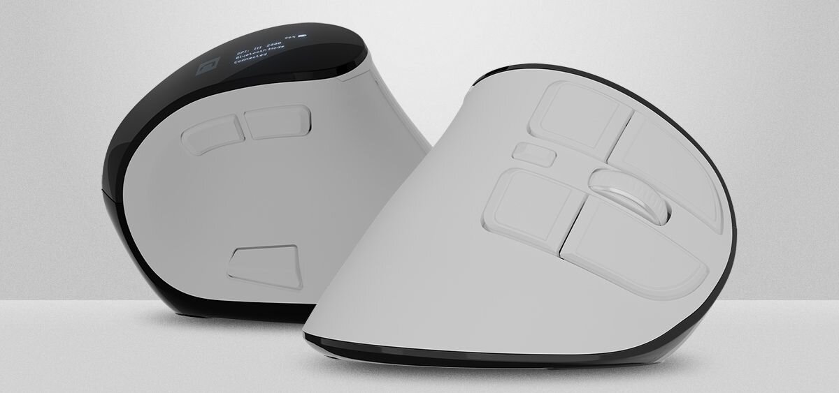 Na obrazie widoczne są dwie białe myszki komputerowe o ergonomicznym kształcie z czarnymi elementami. Na jednej z nich znajduje się wyświetlacz z tekstem: \'DPI: 800 Hz: 500\'.