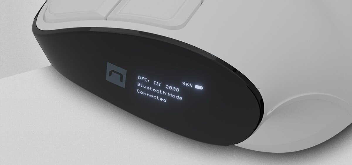 Biało-czarna mysz komputerowa z wyświetlaczem pokazującym: \'DPI: III 2000\', \'96%\', \'Bluetooth Mode\', \'Connected\'.