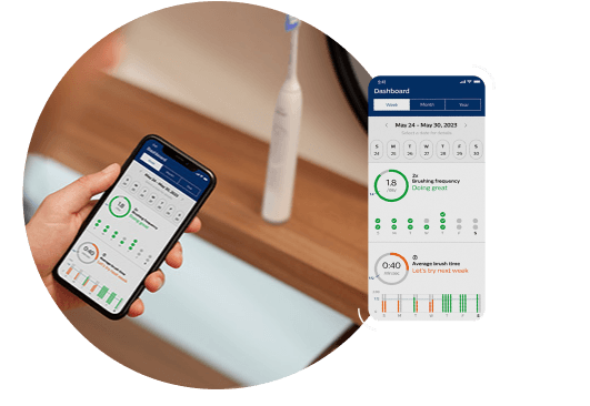Dłoń trzymająca smartfon z włączoną aplikacją na ekranie.