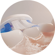 Zbliżenie na szczoteczkę czyszczącą zęby i wytwarzającą mikrobąbelki.