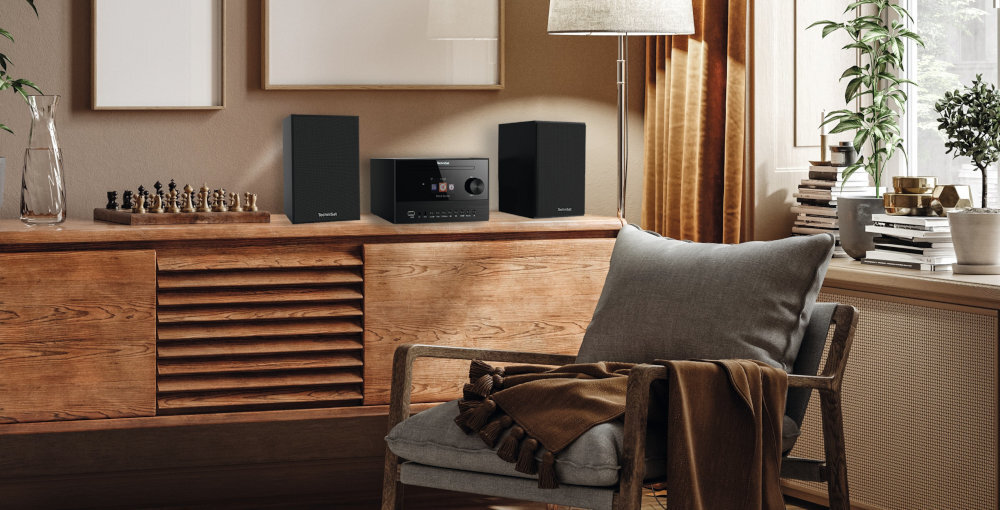 Wieża TECHNISAT Classic&nbsp;800&nbsp;IR centrum audio Bluetooth Wi-Fi DAB+, wieża postawiona na komodzie w pomieszczeniu