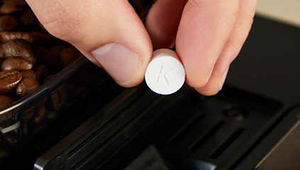 Zbliżenie na tabletkę czyszczącą.