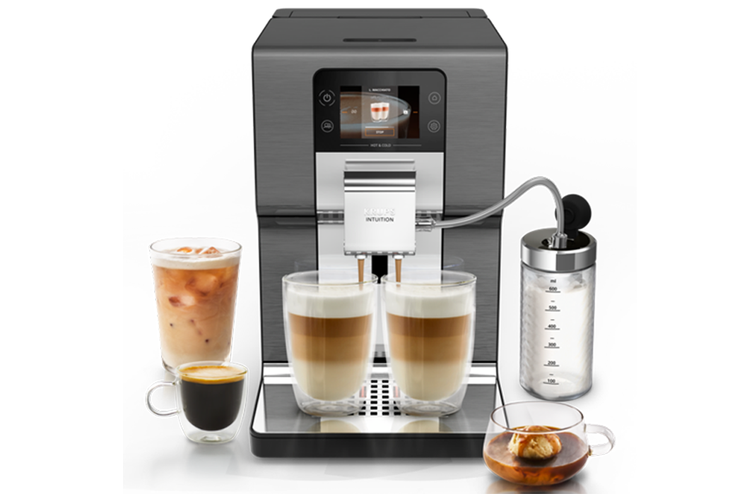 Ekspres do kawy KRUPS Intuition Experience Hot&Cold EA879N, dwie kawy latte w szklankach, pojemnik na mleko i różne napoje.
