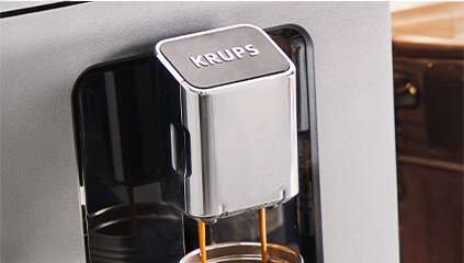 Zbliżenie na ekspres Krups EA879N na kuchennym blacie,