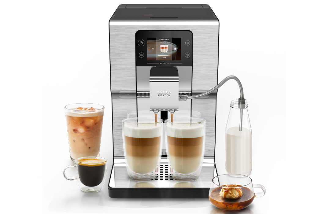 Ekspres do kawy KRUPS Intuition Experience Hot&Cold EA879E, dwie kawy latte w szklankach, pojemnik na mleko i różne napoje.