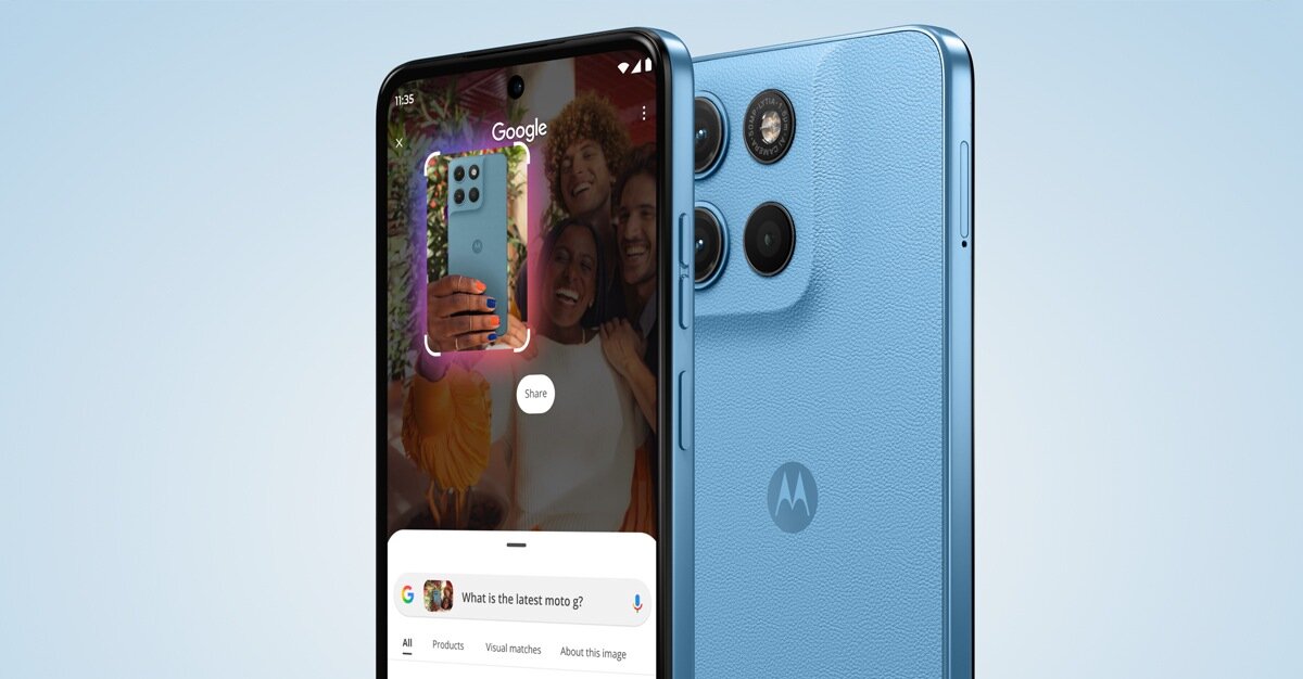 Na obrazie widoczny jest smartfon w kolorze niebieskim z trzema aparatami z tyłu i logo Motorola. Na ekranie wyświetlana jest aplikacja Google z wyszukiwaniem obrazu i przyciskiem \'Share\'.