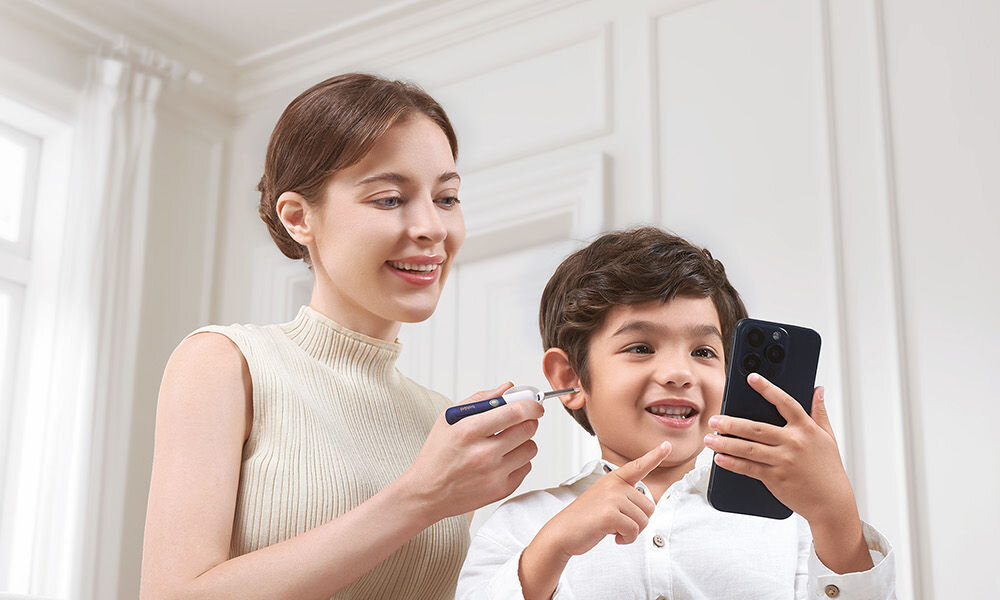 Otoskop do uszu z kamerą BEBIRD Earvision Plus I35R uśmiechnięta osoba dorosła i dziecko korzystające z oczyszczacza