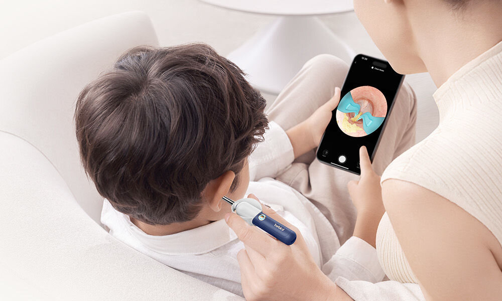Otoskop do uszu z kamerą BEBIRD Earvision Plus I35R dziecko patrzące w telefon z widokiem z wnętrza ucha dorosła osoba czyści mu uszy