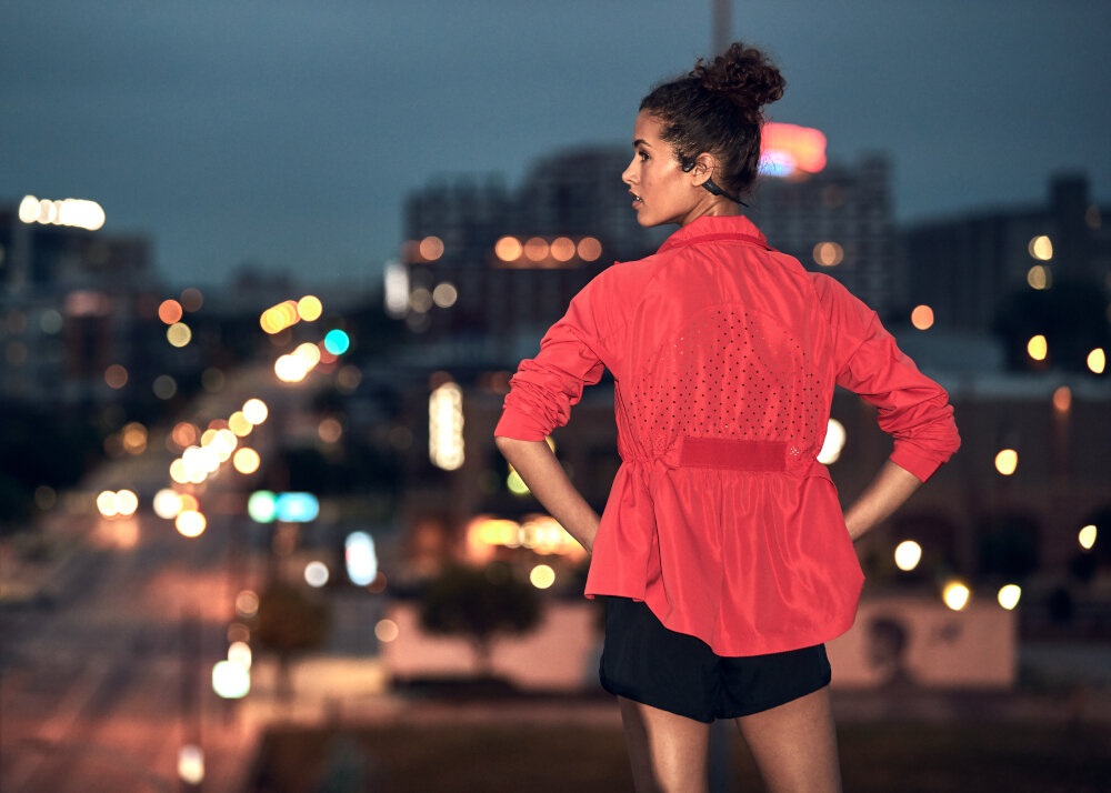 Słuchawki Shokz OpenRun - sluchawki w uszach biegacza