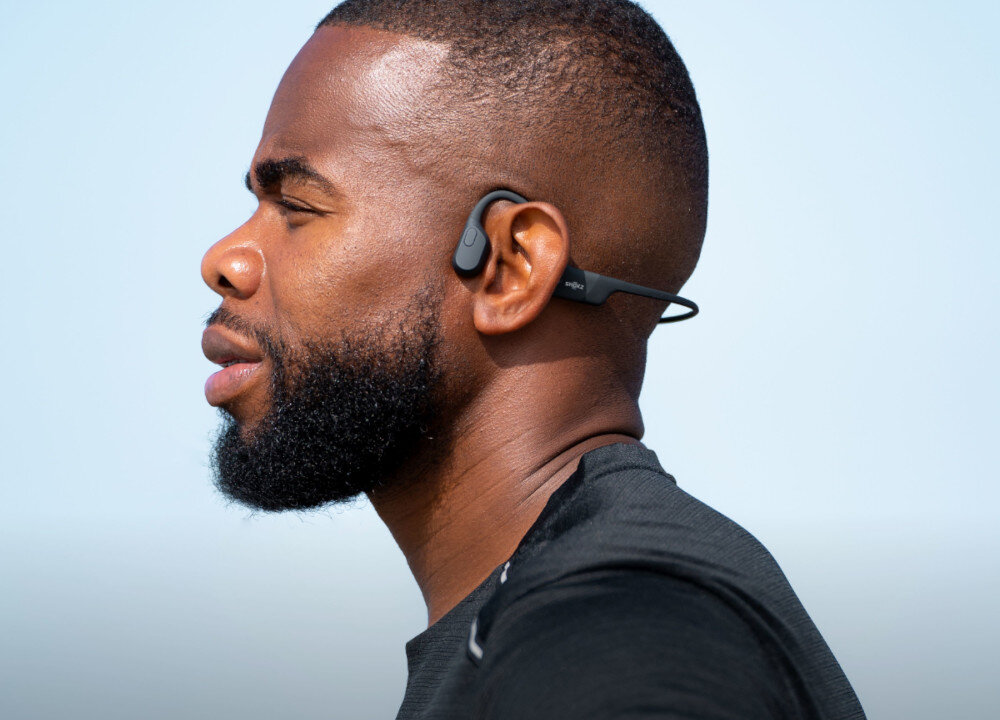 Słuchawki Shokz OpenRun - sluchawki w uchu mezczyzny, polaczenie, stabilnosc, zasieg