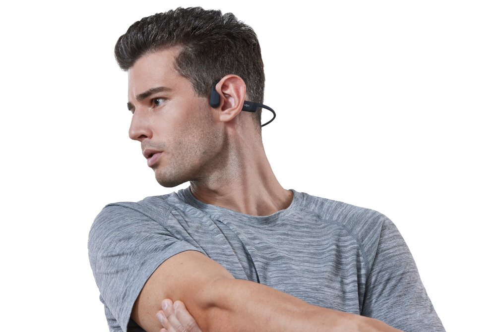 Słuchawki Shokz OpenRun - wygoda, stabilnosc, sluchawka w uchu mezczyzny