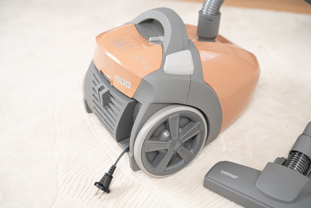 Odkurzacz ZELMER Antek ZVC353 komfort na co dzień Wygodny uchwyt łatwe przenoszenie automatyczny zwijacz sprawnie schować przewód system parkowania
