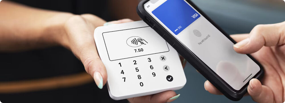 Terminal płatniczy SUMUP Solo Lite Bluetooth prezentacja urządzenia podczas korzystania osoba zbliżająca telefon do terminala