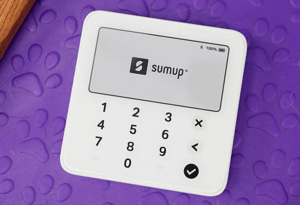 Terminal płatniczy SUMUP Solo Lite Bluetooth terminal na fioletowym tle przypominającym silikonową matę z łapkami bez kabli transakcje w terenie parowanie ze smartfonem Bluetooth aplikacja SumUp sprzedaż poza lokalem