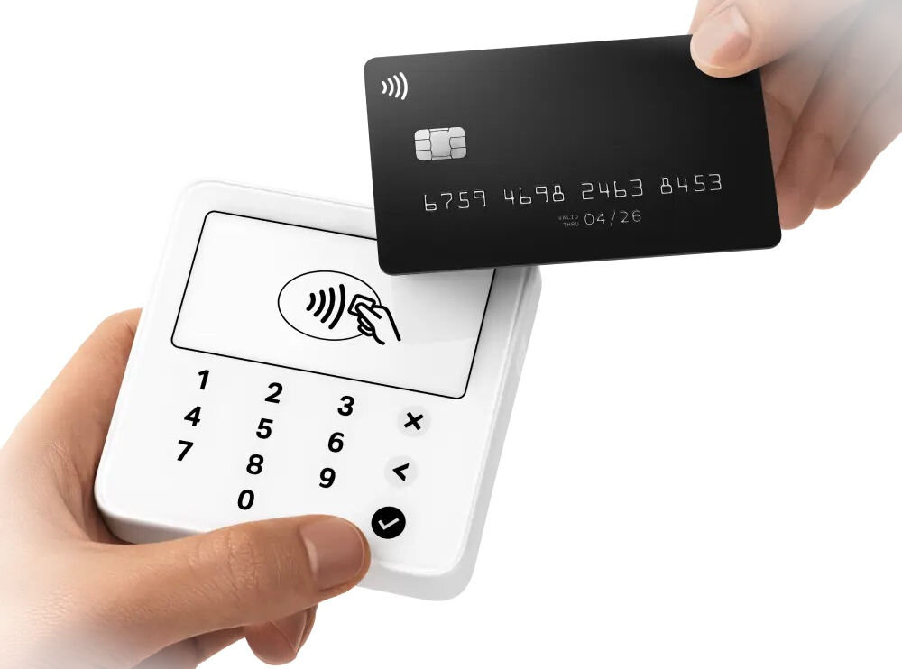 Terminal płatniczy SUMUP Solo Lite Bluetooth prezentacja urządzenia podczas korzystania osoba zbliżająca kartę do terminala na białym tle chronione dane klientów szyfrowanie SSL PCI DSS bezpieczeństwo poufność