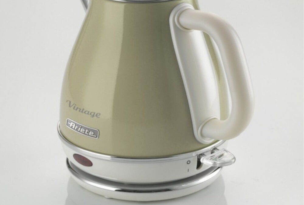 Czajnik ARIETE 2868/03 Beżowy Antypoślizgowe nóżki chowany kabel długość porządek