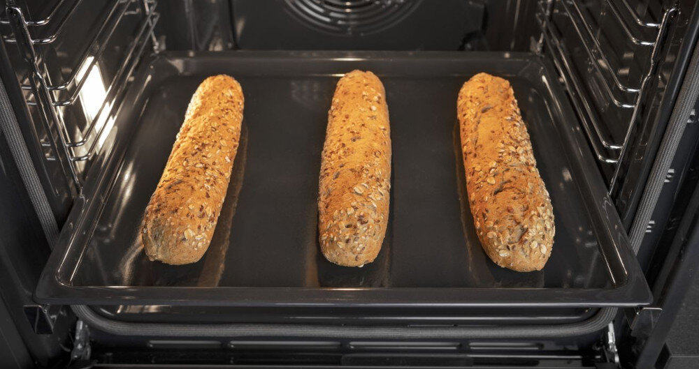 PIEKARNIK HISENSE BSA6634PBG8 wizualizacja wysunięta blacha pieczywo wnętrze piekarnika Równomierne pieczenie zaokrąglona Konstrukcja Even Bake cyrkulacja gorącego powietrza