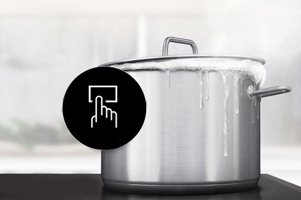 Garnek oraz ikonka z funkcją quick stop na płycie indukcyjnej Samsung NZ64F3NM1AB