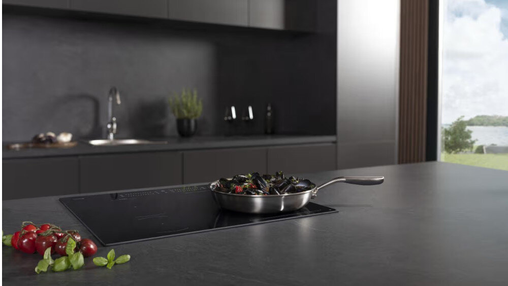 PŁYTA HISENSE HI6442BSCWF wizualizacja lifestyle kuchnia płyta indukcyjna kolor czarny kamienny blat ciemne wnętrze patelnia Bądź mistrzem w swojej kuchni
