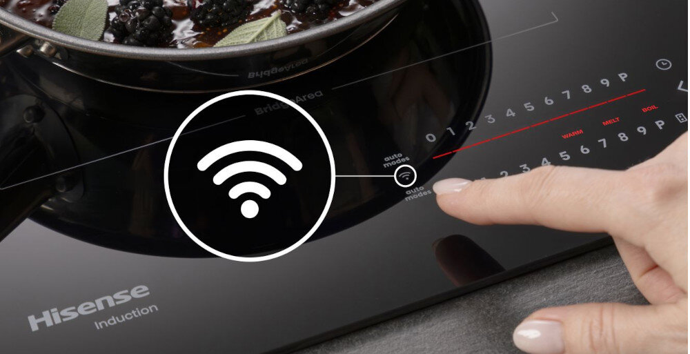 Płyta indukcyjna HISENSE HI6442BSCWF lifestyle panel zbliżenie ikony grafika Wi-fi palec Połączenie z Wi-fi zdalne sterowanie Connect Life precyzja wygoda
