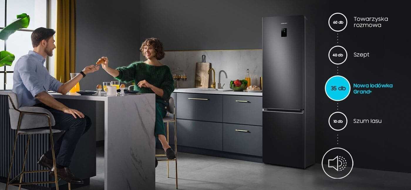 Nowoczesna kuchnia w ciemnych barwach z lodówką RB38C776CB1 oraz graficzna informacja, jak cicho działa urządzenie Nowoczesna kuchnia w ciemnych barwach z lodówką RB38C776CB1 oraz graficzna informacja, jak cicho działa urządzenie