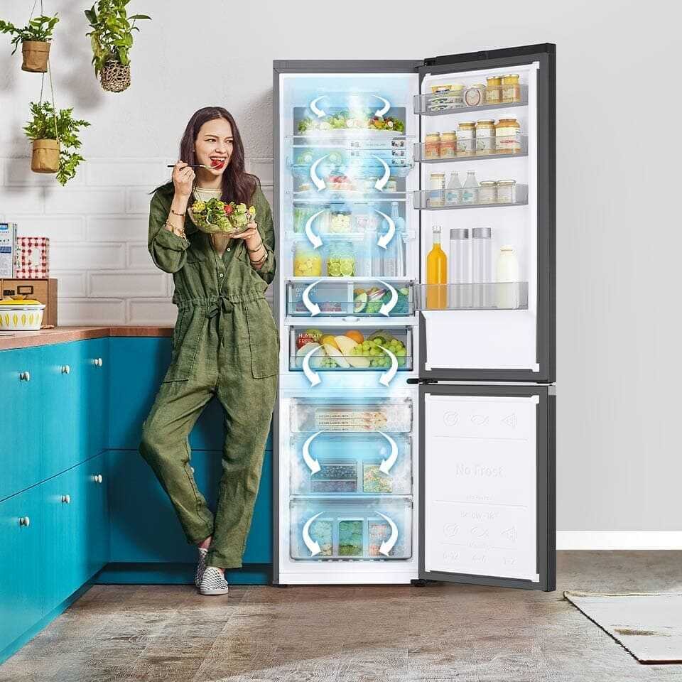 Grafika pokazuje rozprowadzanie chłodnego powietrza po całym wnętrzu chłodziarko-zamrażarki Samsung Grafika pokazuje rozprowadzanie chłodnego powietrza po całym wnętrzu chłodziarko-zamrażarki Samsung